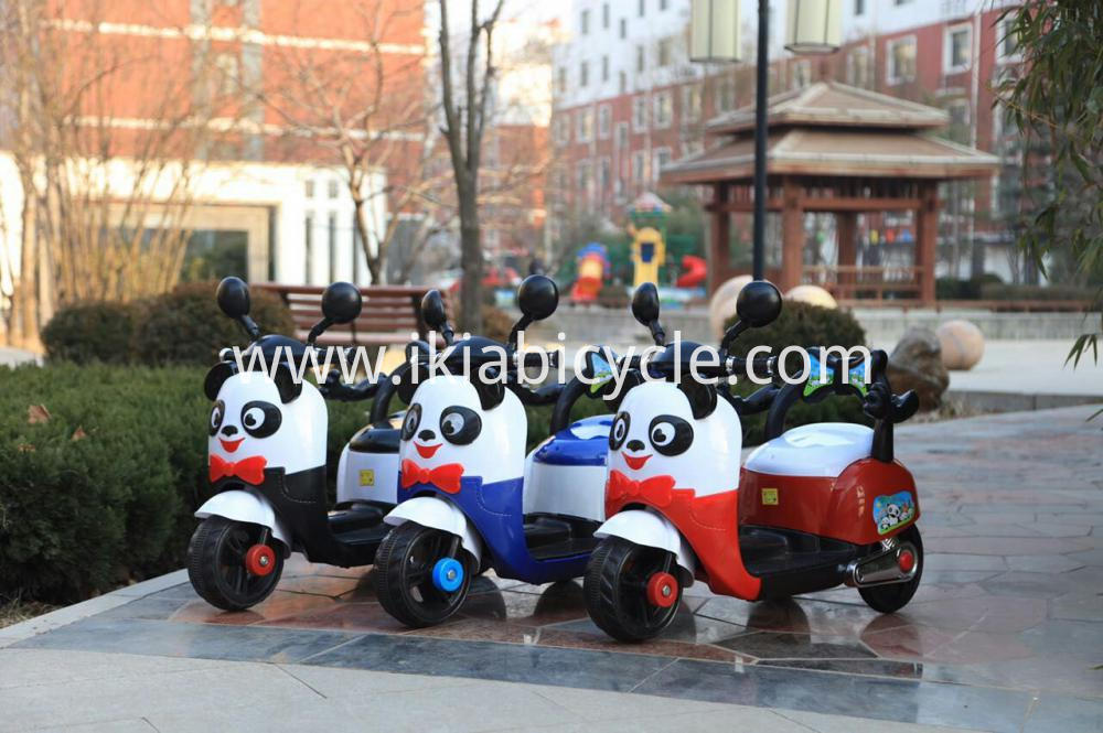 Watoto Tatu Rangi Umeme Tricycle